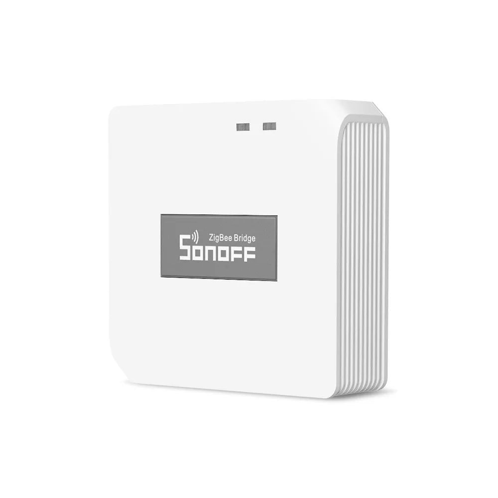 Valkoinen SONOFF ZBBridge-P Zigbee-silta edestä kuvattuna